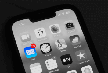 Un téléphone en noir et blanc où seule l'appli de messagerie est en couleur et indique 55 messages non lus