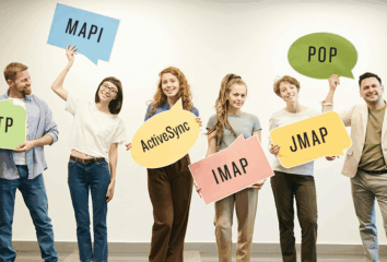 Des personnes tiennent des pancartes avec des noms de protocoles mails IMAP, JMAP, MAPI etc.