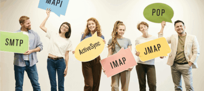 Des personnes tiennent des pancartes avec des noms de protocoles mails IMAP, JMAP, MAPI etc.