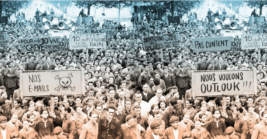Foule de personnes avec des pancartes "nous voulons Outlook"